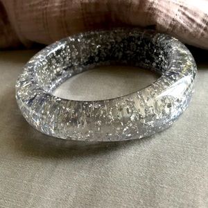 🧊Clear lucite bangle with silver confetti 🧊
